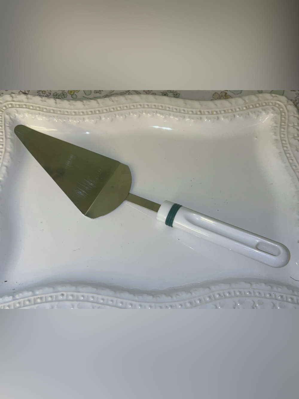 Chromium-plated cake and pie server White and green handle
